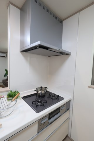 《仲介手数料無料》上尾市大字上尾下1056-1(A号棟)新築一戸建てハートフルタウンのキッチン|撮影日 2025年9月18日 13:30 晴れ