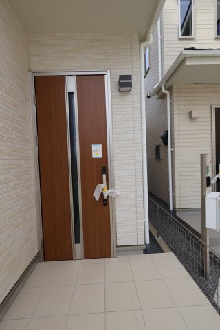 《仲介手数料無料》上尾市大字上尾下1056-1(A号棟)新築一戸建てハートフルタウンの玄関|撮影日 2025年9月18日 13:30 晴れ