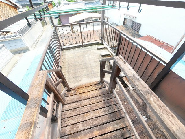 西九条町貸家のバルコニー