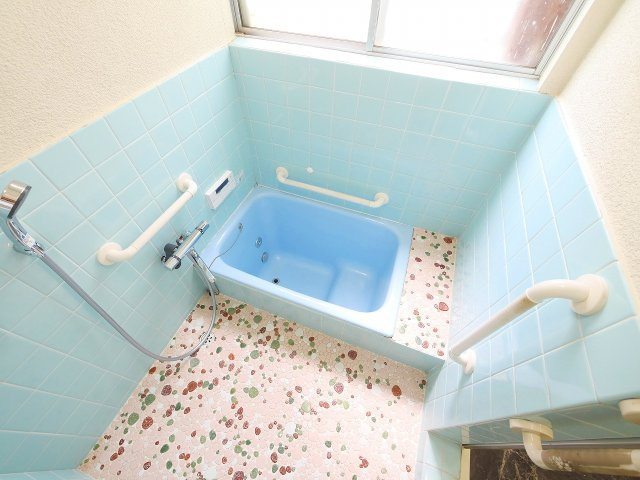 西九条町貸家の浴室|ゆったり過ごせるお風呂です