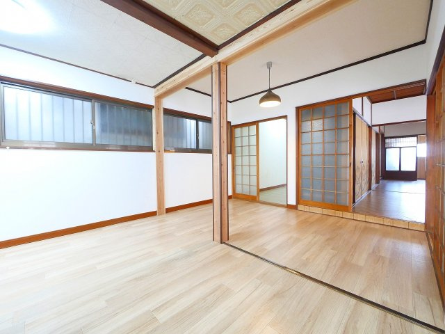 西九条町貸家の居間・リビング|こちらの居間で趣味の時間をお楽しみください