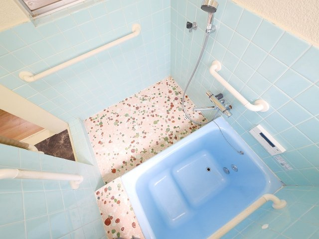 西九条町貸家の浴室|きれいなお風呂です