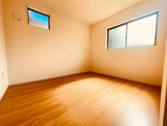 【商談中】長岡京市井ノ内南内畑の洋室|2階洋室5.25帖
南側からの採光で明るいお部屋となっております。