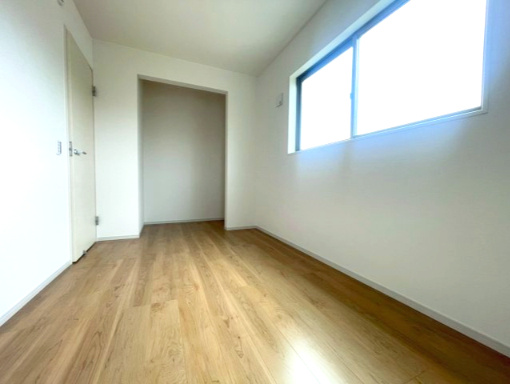 【価格改定】長岡京市井ノ内南内畑の洋室|2階洋室5.0帖
オープンタイプの収納がございます。