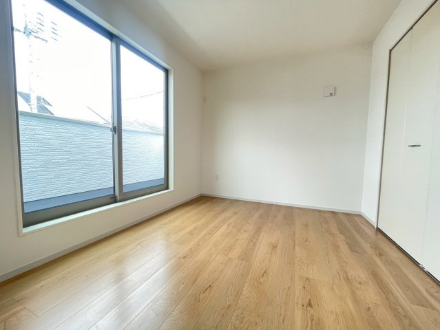 【商談中】長岡京市井ノ内南内畑の洋室|2階洋室6.97帖
バルコニーへと出入り可能な寝室に適したお部屋です。