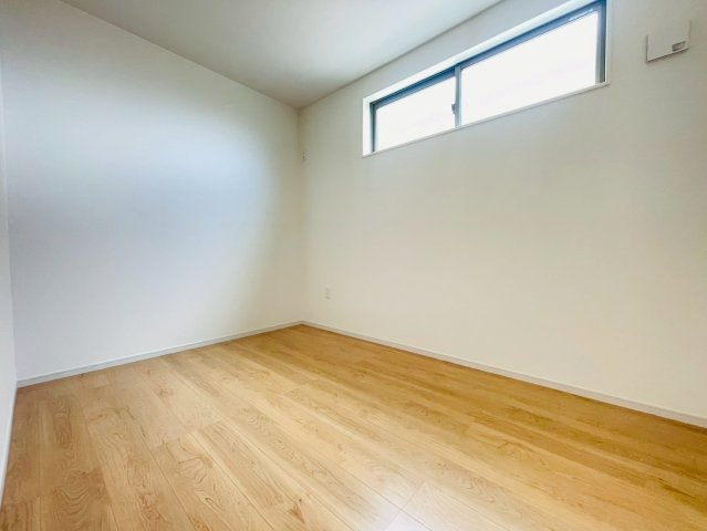 【価格改定】長岡京市井ノ内南内畑の洋室|2階洋室4.37帖
納戸としてもお使いいただける小スペースのお部屋です(^^）