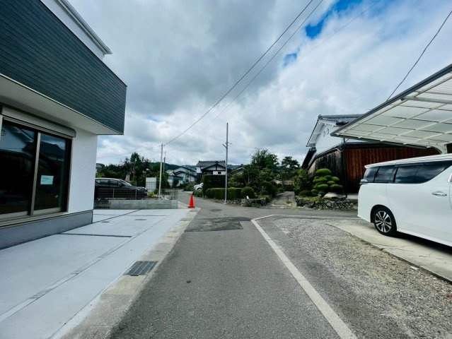 【商談中】長岡京市井ノ内南内畑の前面道路含む現地写真|コンビニ・ドラッグストア徒歩圏内にある閑静な住宅街です。