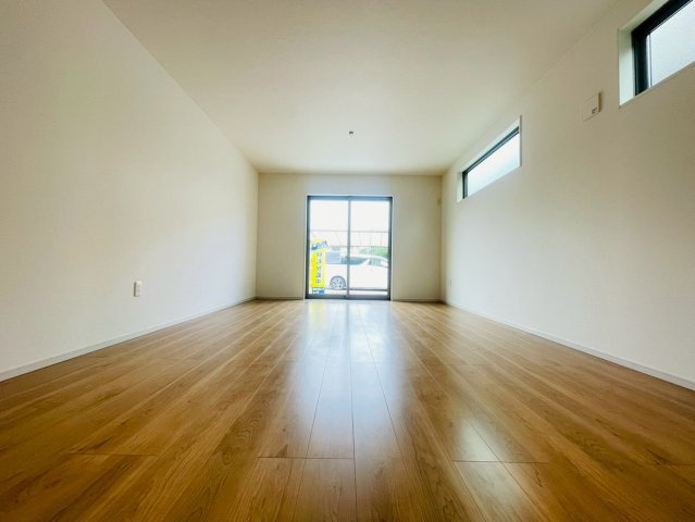 【価格改定】長岡京市井ノ内南内畑の居間・リビング|LDK約17.6帖！
広めのリビングスペースです。