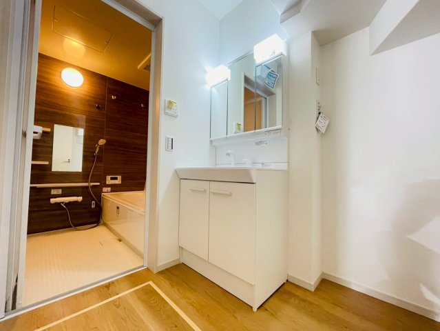 【価格改定】長岡京市井ノ内南内畑の洗面所|三面鏡付き洗面化粧台！
収納もございますので、水回りのお片付けも安心です。