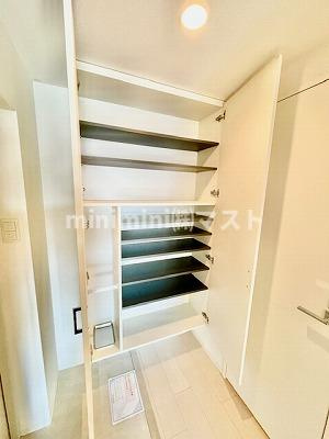 セレニテ本町refletの玄関