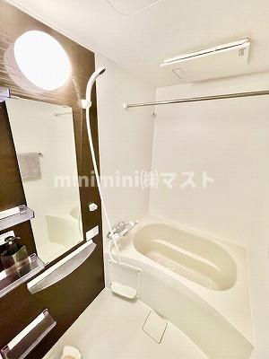 セレニテ本町refletの浴室