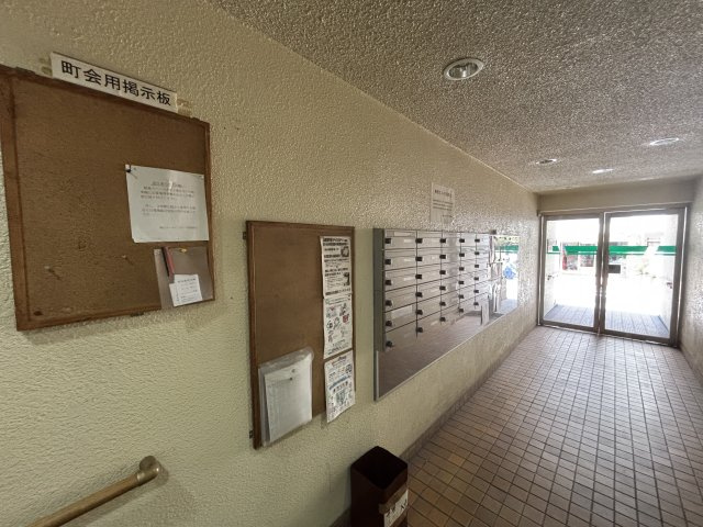 駒込コーポビアネーズのロビー|共用部　ポスト、掲示板