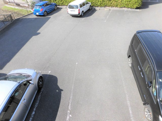グリーンパークはやのB棟の駐車場