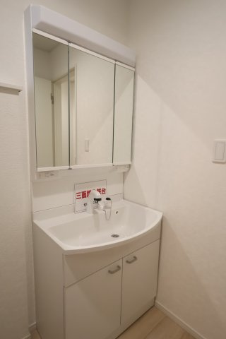 《仲介手数料無料》桜区町谷３丁目24-1(1号棟)新築一戸建てクレイドルガーデンの独立洗面台|撮影日 2025年10月9日 16:15 曇り