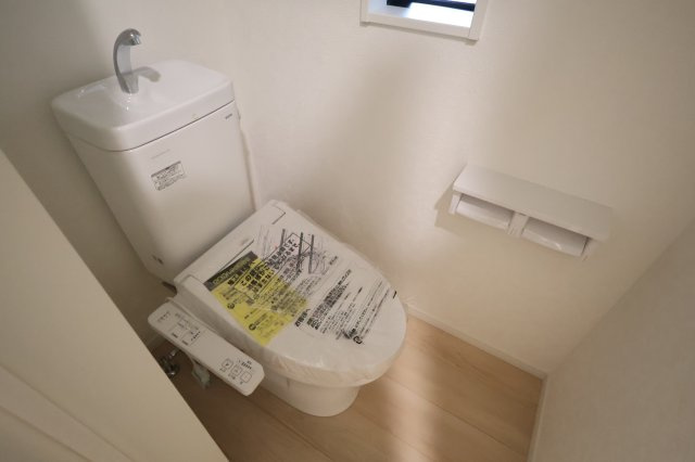 《仲介手数料無料》桜区町谷３丁目24-1(1号棟)新築一戸建てクレイドルガーデンのトイレ|撮影日 2025年10月9日 16:15 曇り