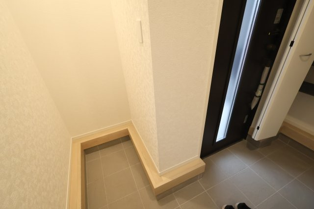 《仲介手数料無料》桜区町谷３丁目24-1(1号棟)新築一戸建てクレイドルガーデンの玄関|撮影日 2025年10月9日 16:15 曇り