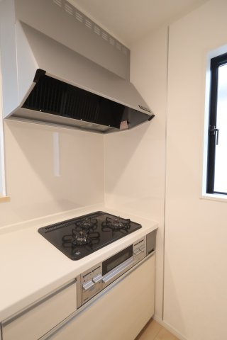 《仲介手数料無料》桜区町谷３丁目24-1(1号棟)新築一戸建てクレイドルガーデンのキッチン|撮影日 2025年10月9日 16:15 曇り