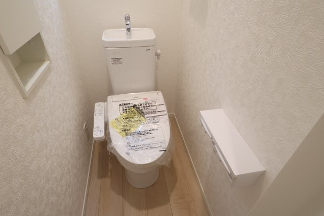 《仲介手数料無料》桜区町谷３丁目24-1(1号棟)新築一戸建てクレイドルガーデンのトイレ|撮影日 2025年10月9日 16:15 曇り