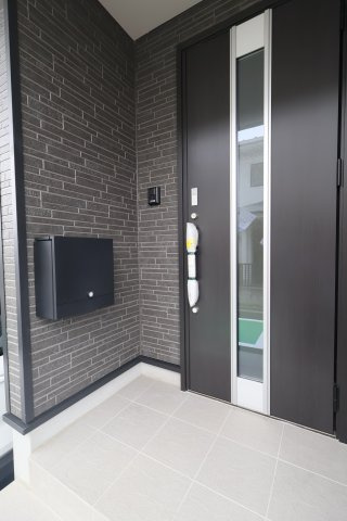 《仲介手数料無料》桜区町谷３丁目24-1(1号棟)新築一戸建てクレイドルガーデンの玄関|撮影日 2025年10月9日 16:15 曇り