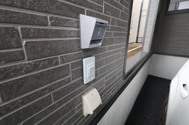 《仲介手数料無料》桜区町谷３丁目24-1(1号棟)新築一戸建てクレイドルガーデンのその他|EV用のコンセントが付いていますが電源の引込に別途費用が掛かります。
撮影日 2025年10月9日 16:15 曇り