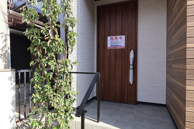 《仲介手数料無料》浦和区上木崎８丁目5-13(全1戸)新築一戸建ての玄関|撮影日 2025年11月27日 12:20 晴れ
