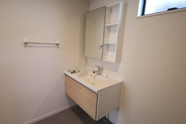 《仲介手数料無料》浦和区上木崎８丁目5-13(全1戸)新築一戸建ての独立洗面台|撮影日 2025年11月27日 12:20 晴れ