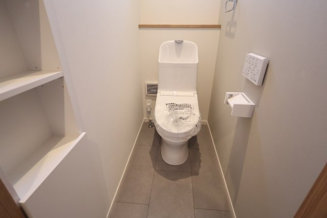 《仲介手数料無料》浦和区上木崎８丁目5-13(全1戸)新築一戸建てのトイレ|撮影日 2025年11月27日 12:20 晴れ