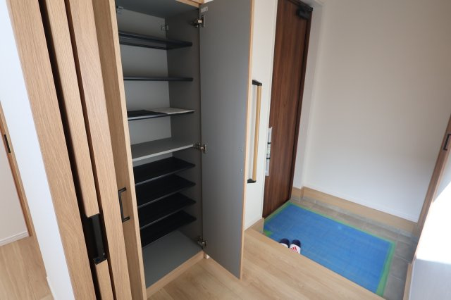 《仲介手数料無料》浦和区上木崎８丁目5-13(全1戸)新築一戸建ての玄関|撮影日 2025年11月27日 12:20 晴れ