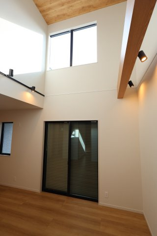 《仲介手数料無料》浦和区上木崎８丁目5-13(全1戸)新築一戸建ての居間・リビング|撮影日 2025年11月27日 12:20 晴れ