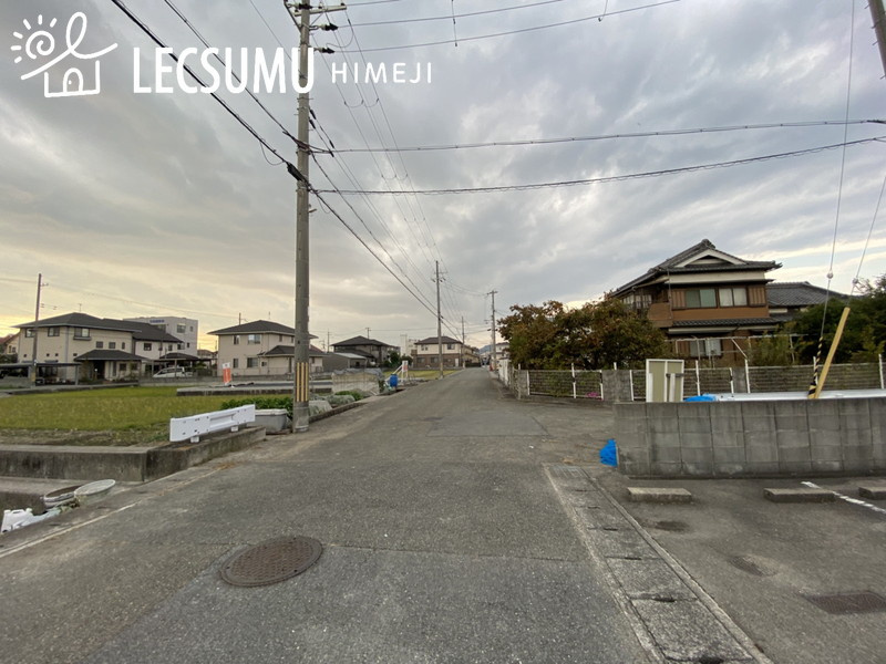 姫路市飾磨区加茂/中古戸建の前面道路含む現地写真