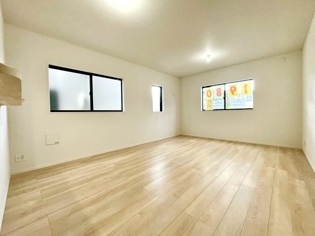 現地写真（リビング）
フローリング材には、木目、色調など木材特有の風合いがあり、ナチュラルな美しさになっています。