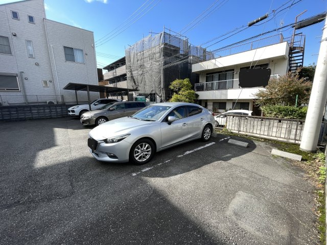 ハイデンス石川の駐車場