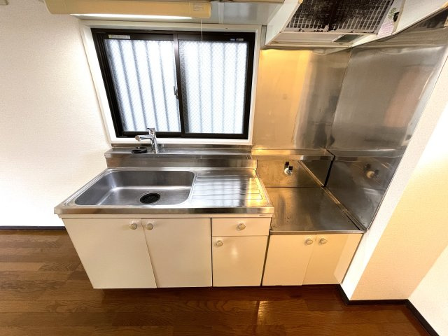 ハイデンス石川のキッチン|窓付き