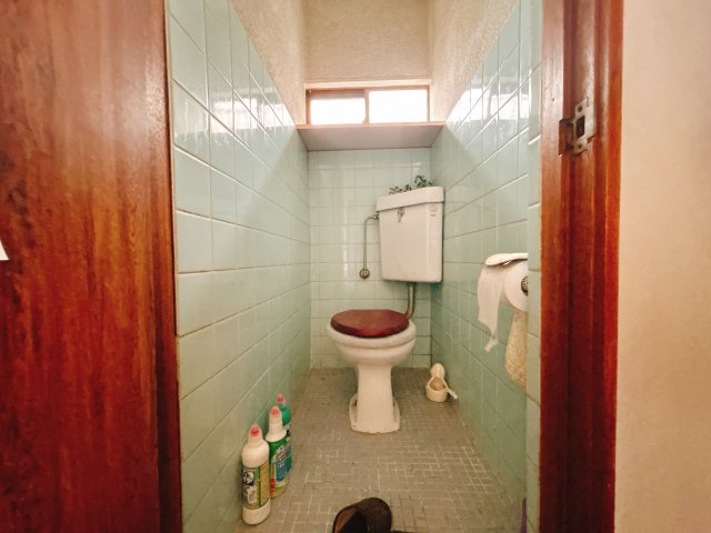 熊谷市肥塚　（接骨院兼住宅）のトイレ|１階トイレ