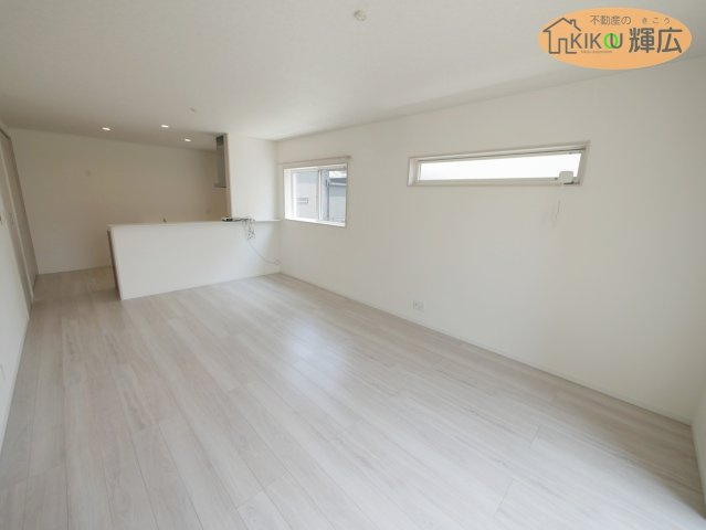 【居間・リビング】 | 姫路市白浜町宇佐崎北3丁目　中古戸建 | 対面キッチンで広々してます