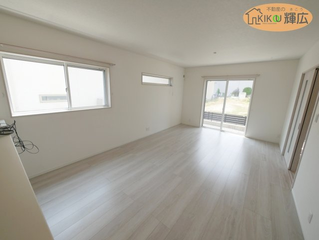 【居間・リビング】 | 姫路市白浜町宇佐崎北3丁目　中古戸建 | １８帖、電動シャッター付き