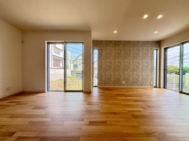 高尾通4丁目 新築戸建ての居間・リビング|☆南側向きの陽当たり良好なＬＤＫとなります。
