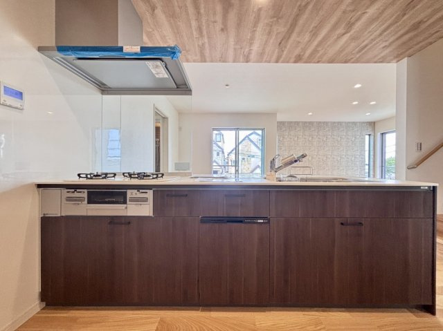 高尾通4丁目 新築戸建てのキッチン|☆対面式キッチンの為、ご家族の顔を見ながら日々のお料理を楽しんでいただけます。