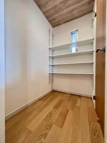 高尾通4丁目 新築戸建ての収納|☆キッチン横にはパントリーがございます。
食品や調味料など様々なものを保管できます。