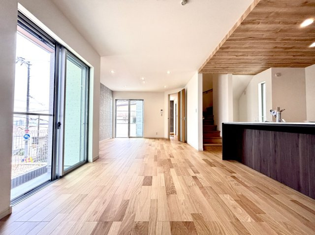 高尾通4丁目 新築戸建ての居間・リビング|☆閑静な住宅街に佇む広々4LDK新築戸建てのご紹介☆