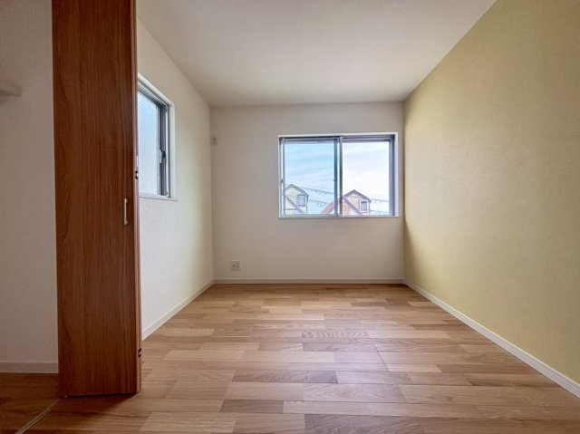 高尾通4丁目 新築戸建ての洋室|☆2階約6.0帖南東側洋室