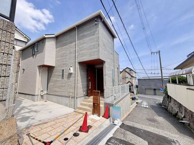 高尾通4丁目 新築戸建ての前面道路含む現地写真