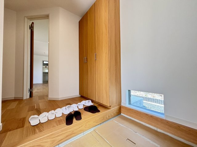 高尾通4丁目 新築戸建ての玄関|☆広々とした玄関！大容量の下足入れも完備されております。