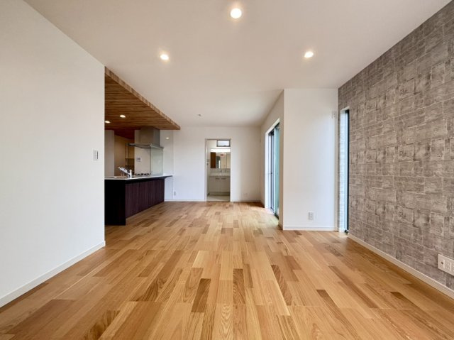 高尾通4丁目 新築戸建ての居間・リビング|☆約18.5帖の使いやすいLDK！