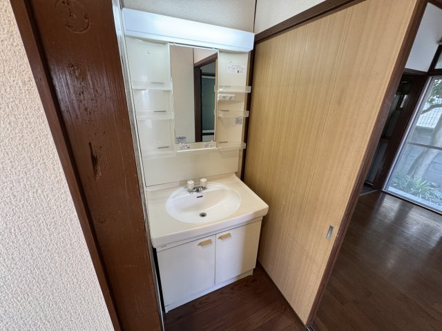 刀根山平屋貸家の独立洗面台