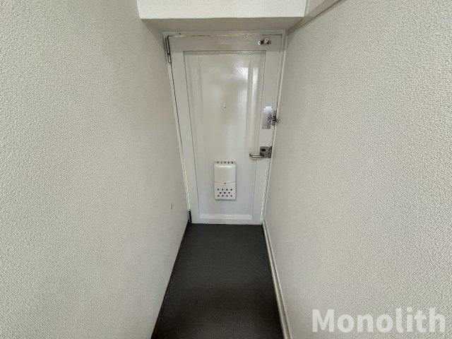 鶴山台2号棟の玄関