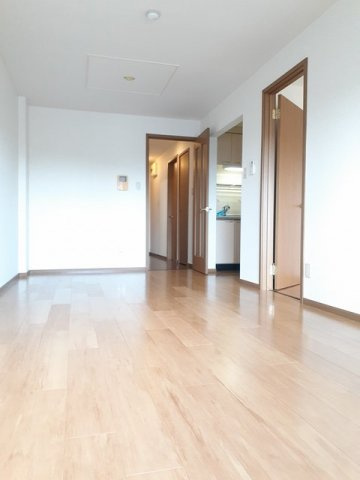 フォンテーヌ・パレスＢの居間・リビング|ゆったりとした居間です