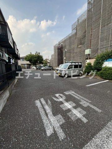 アイリス神谷の駐車場