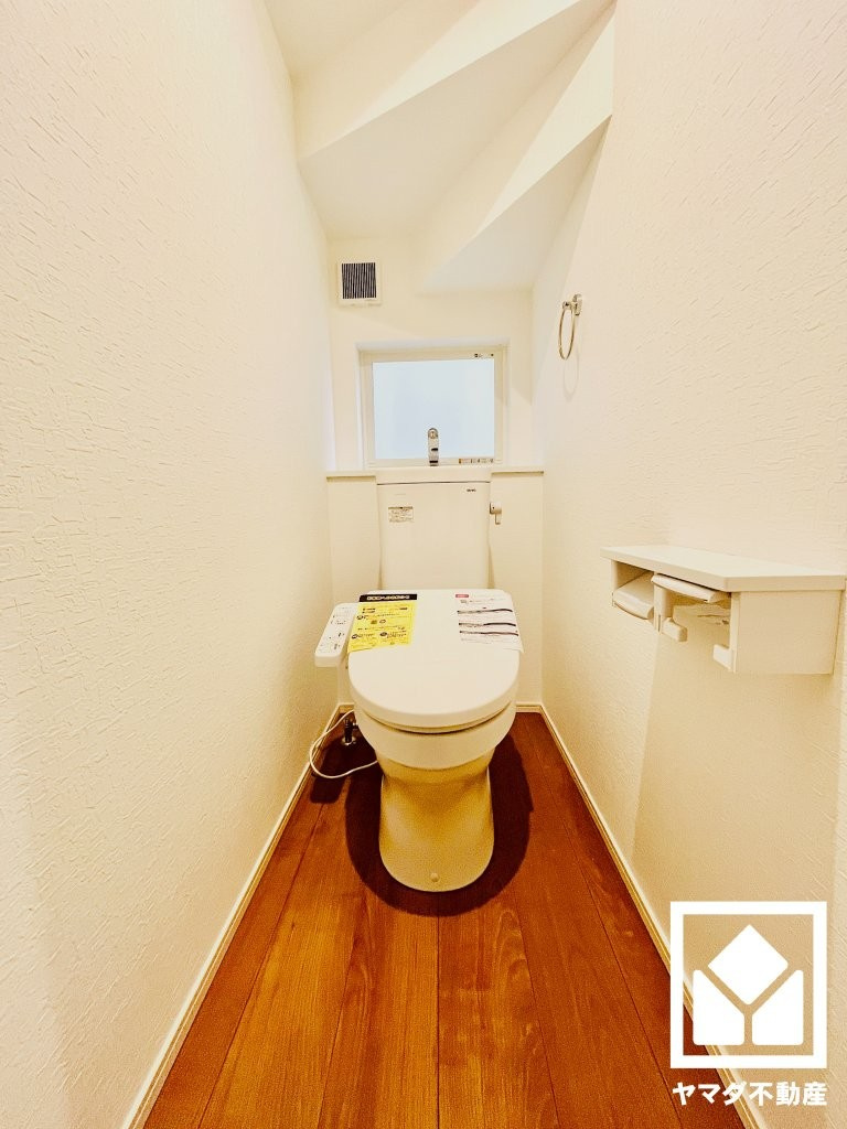 八幡市八幡山田　第3　3号棟のトイレ|【トイレ】
トイレが1階と2階にあるので、朝の忙しい時間にも混雑せず快適です。