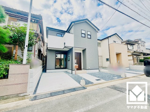 八幡市八幡山田　第3　3号棟の外観|【前道】
前面道路との高低差がほとんどないので、車の出し入れもスムーズに行えます。
